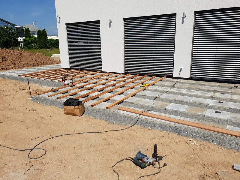 Holzterrasse Unterkonstruktion – Was unter den Dielen wirklich zählt