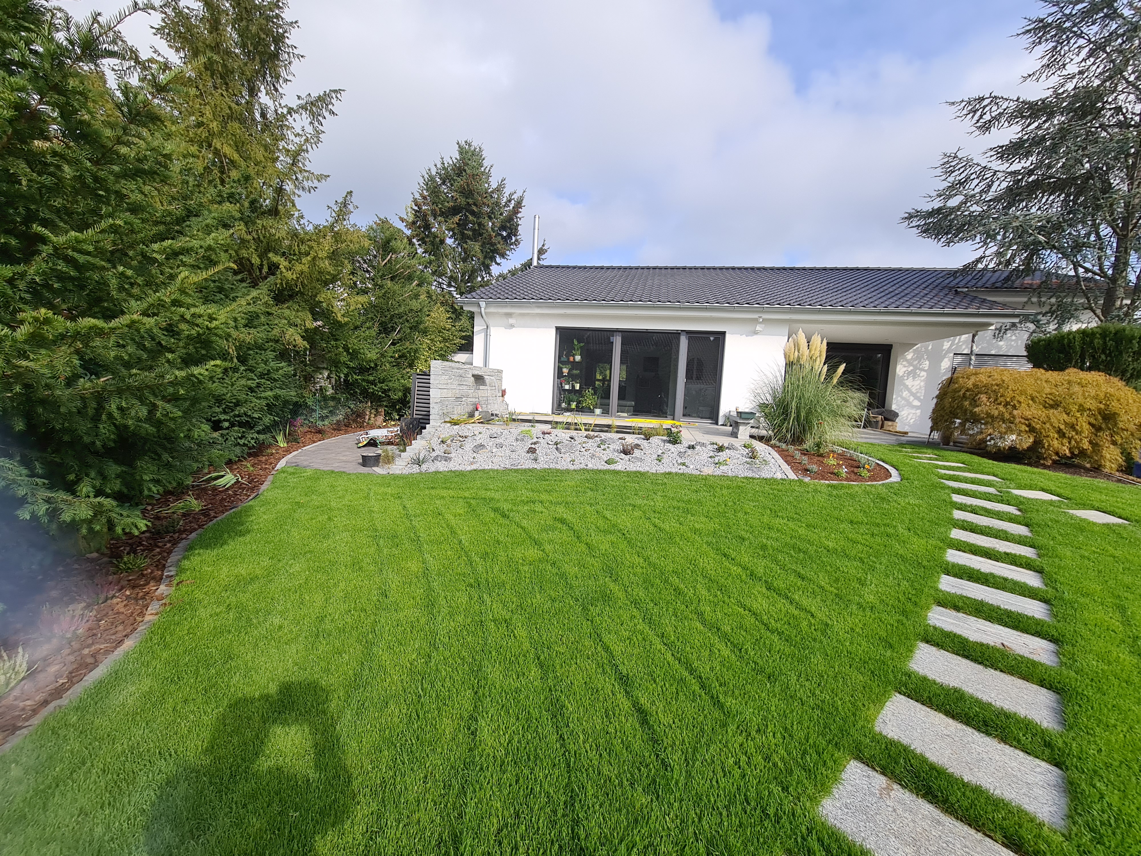 Spritzschutz ums Haus – Warum dieser Streifen Ihre Fassade schützt