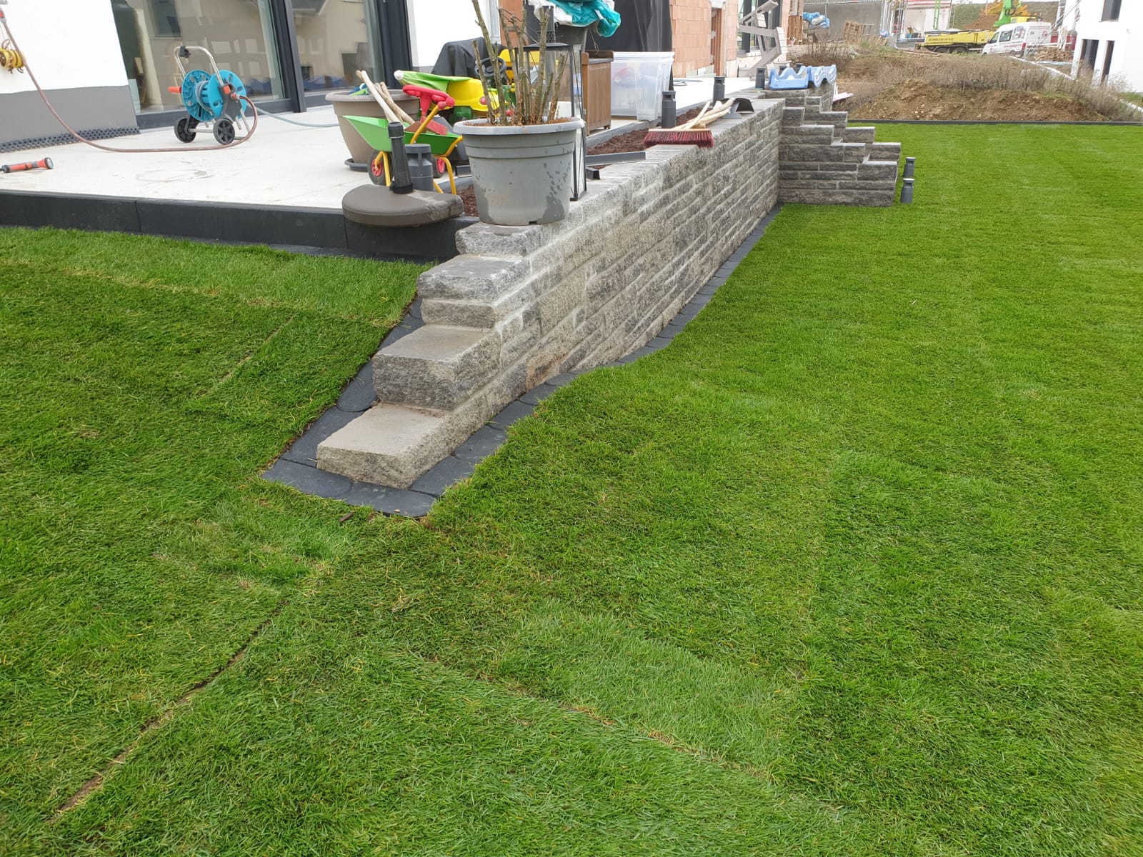 Trockenmauer bauen – Warum Mauern ohne Mörtel besonders langlebig sind